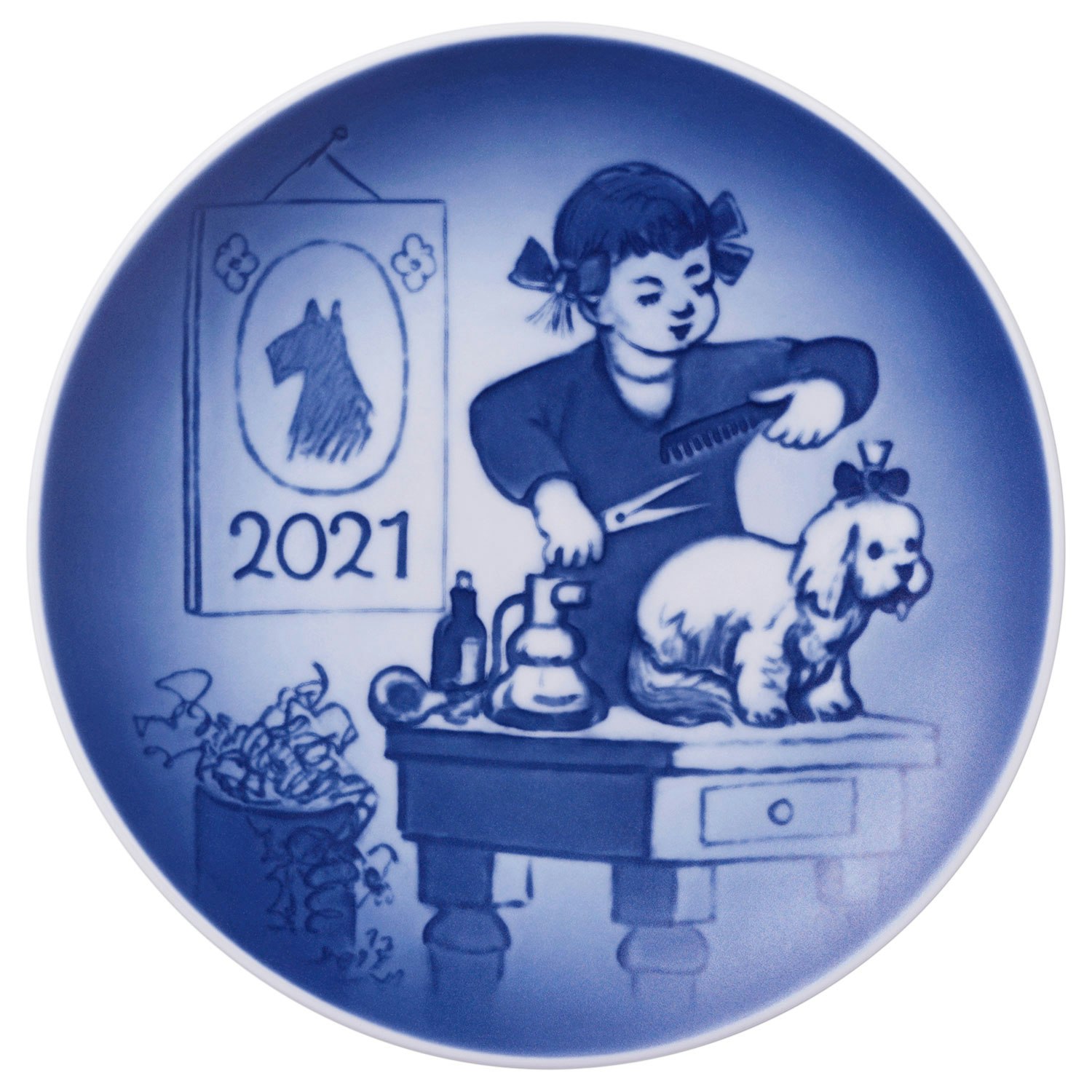 Royal Copenhagen Bing & Gr&oslash;ndahl Child's Day Plate 2021 - The Little Dog Groomer - Middagstallerkner Porcel&aelig;n Bl&aring; - 1057631